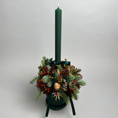 Kerzengesteck mit tannengrüner Stabkerze