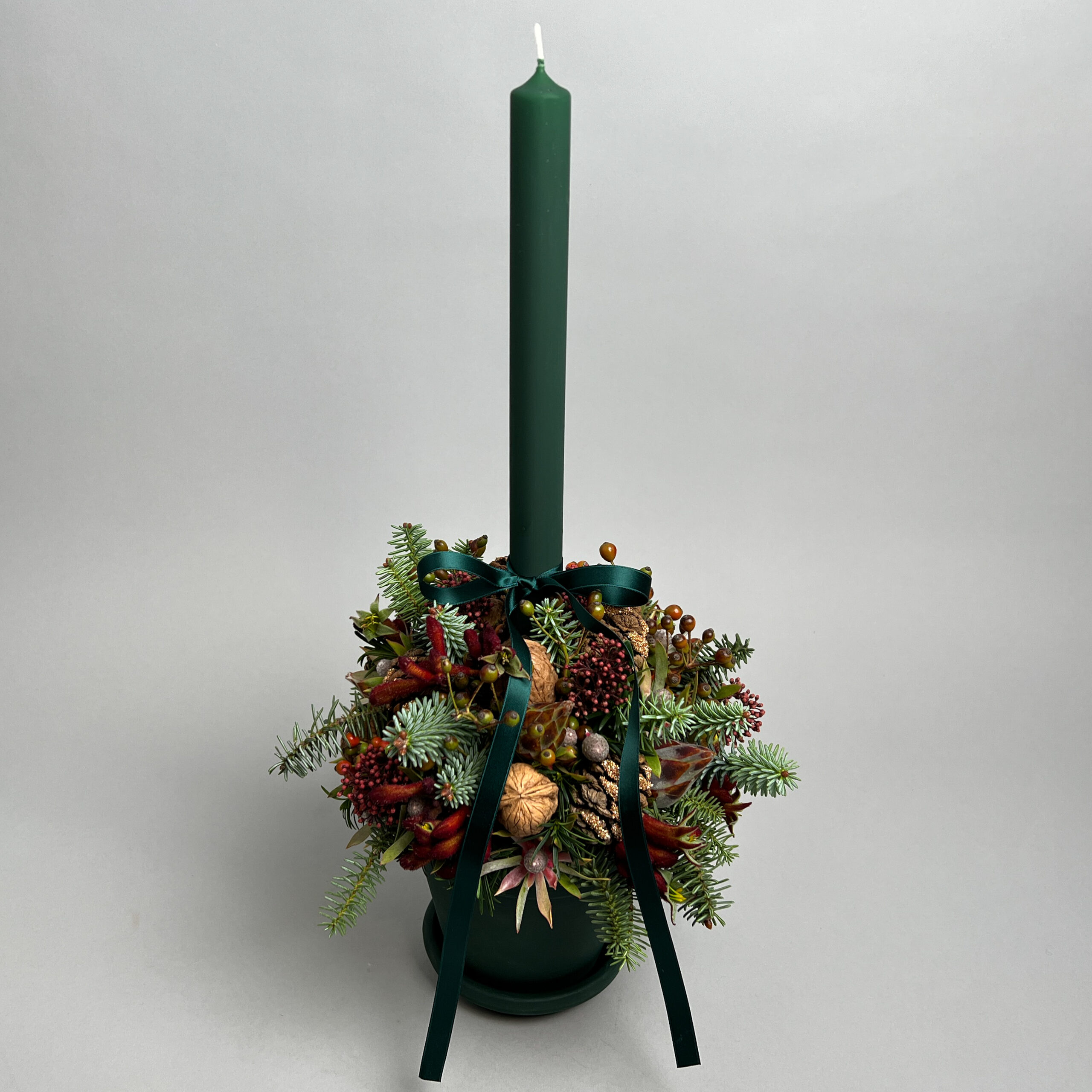 Kerzengesteck mit tannengrüner Stabkerze