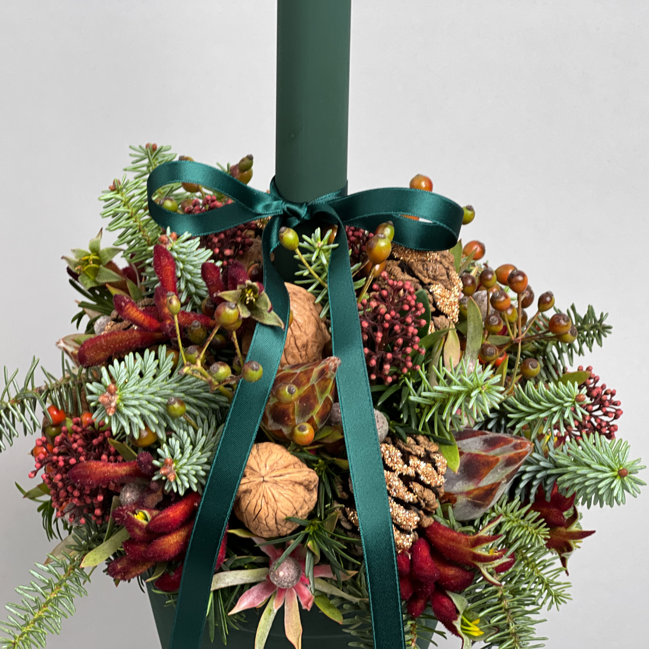 Kerzengesteck mit tannengrüner Stabkerze – Bild 2