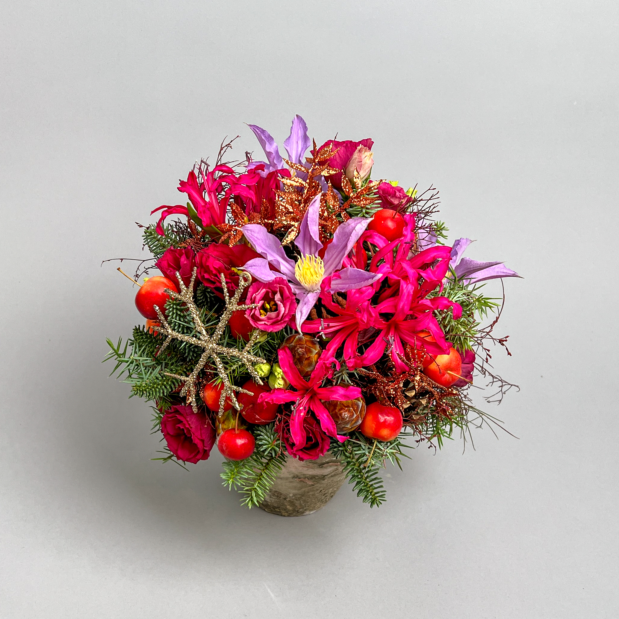 Blumiges Wintergesteck in Harztopf