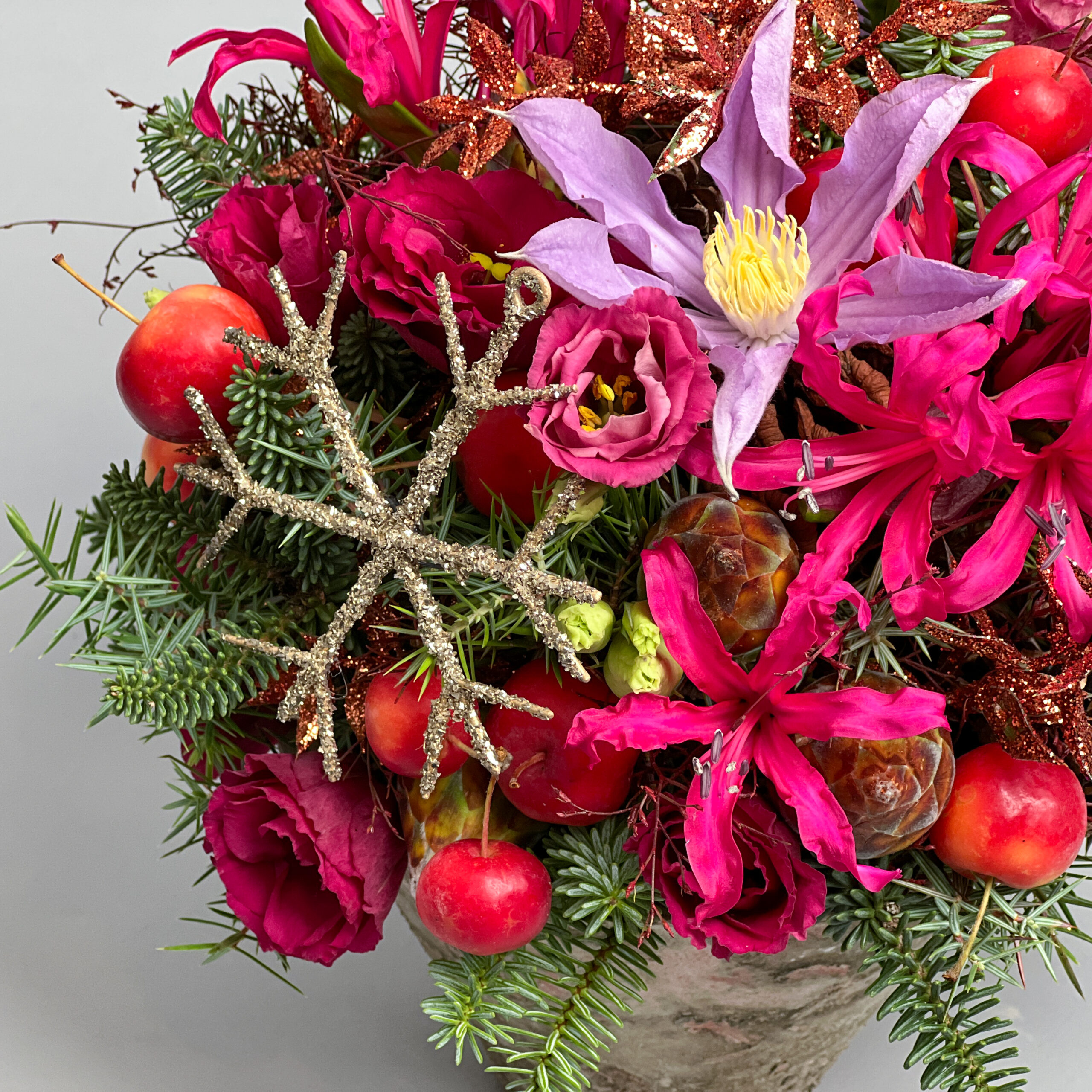 Blumiges Wintergesteck in Harztopf – Bild 2