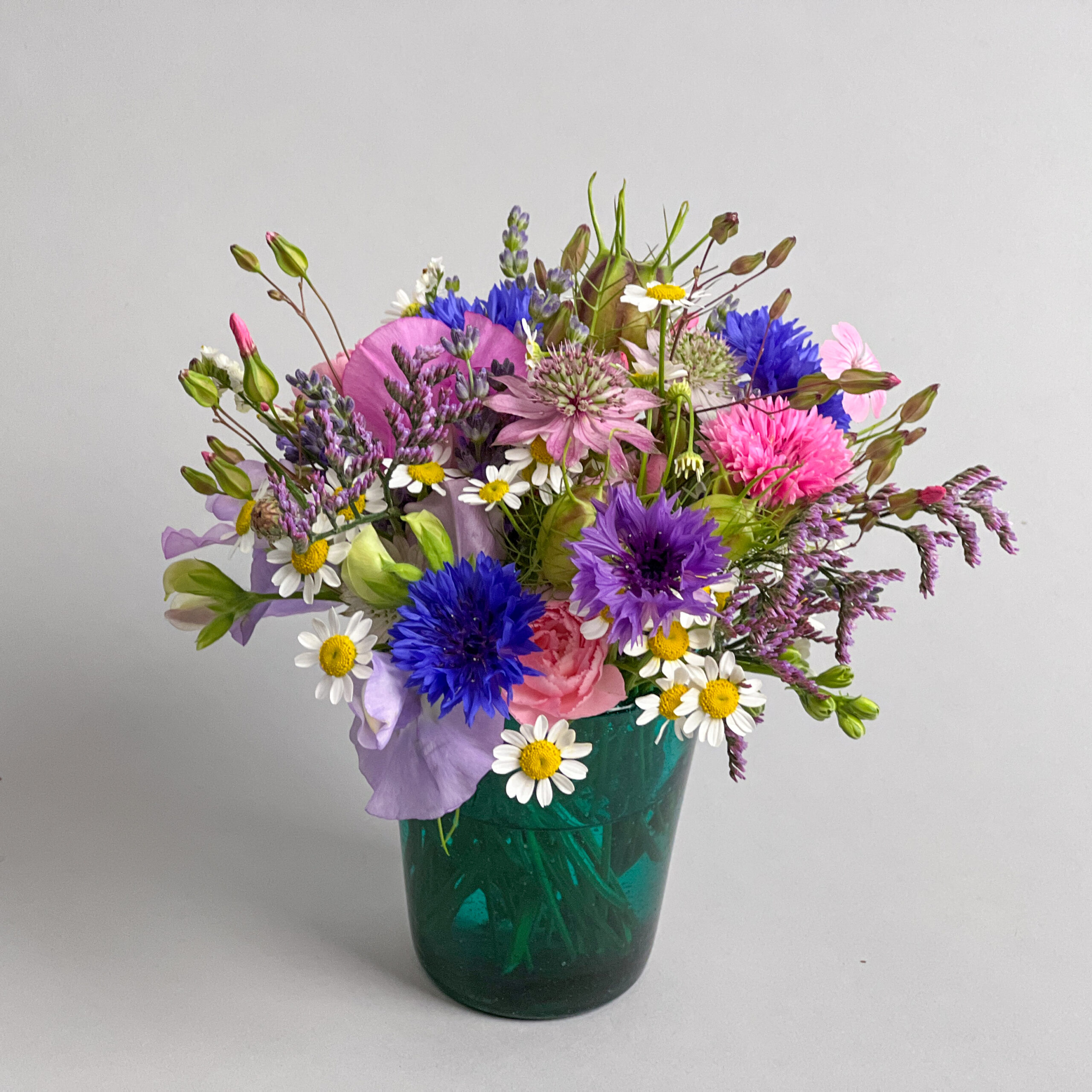 Floral vase filling in a glass vessel - Image 2